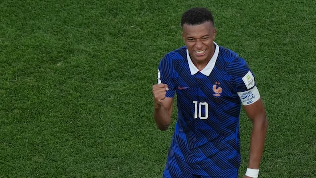 Muñeco de Kylian Mbappé es quemado en la fiesta de San Juan en Paraguay