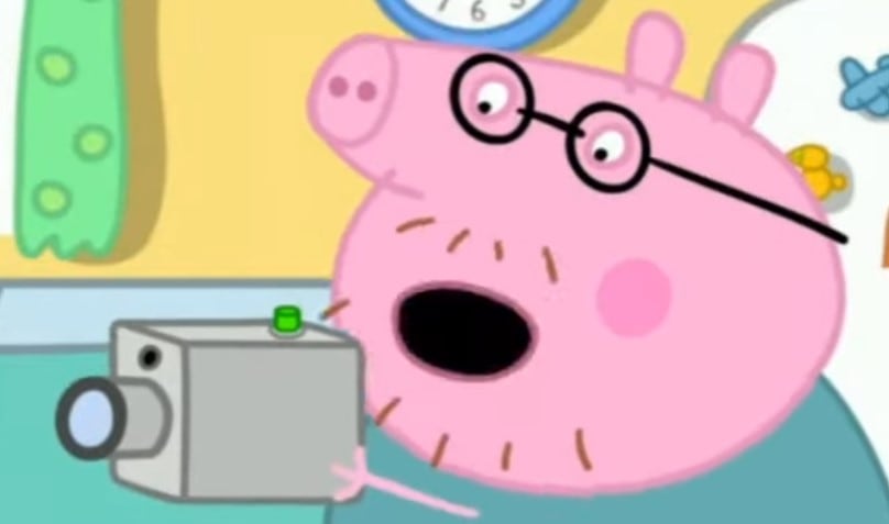 Peppa Pig y Papá Cerdito juegan con una cámara de video