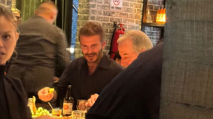 Captan a David Beckham echándose una Carta Blanca previo al Rayados vs Inter Miami