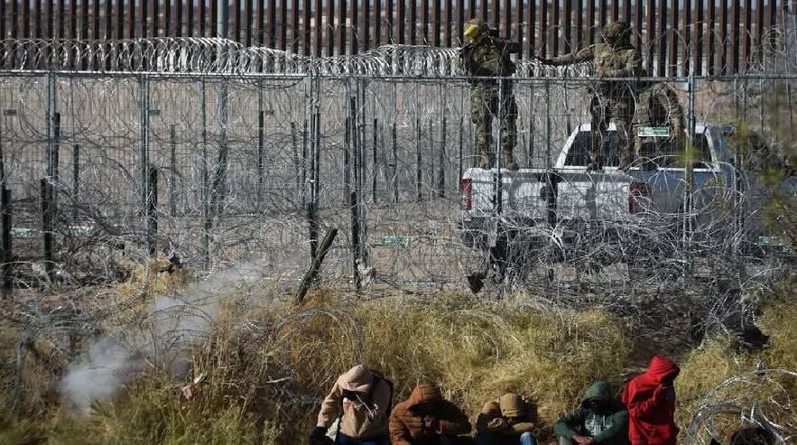 Migrantes en la frontera son atacados con bolas de pimienta por agentes de Estados Unidos