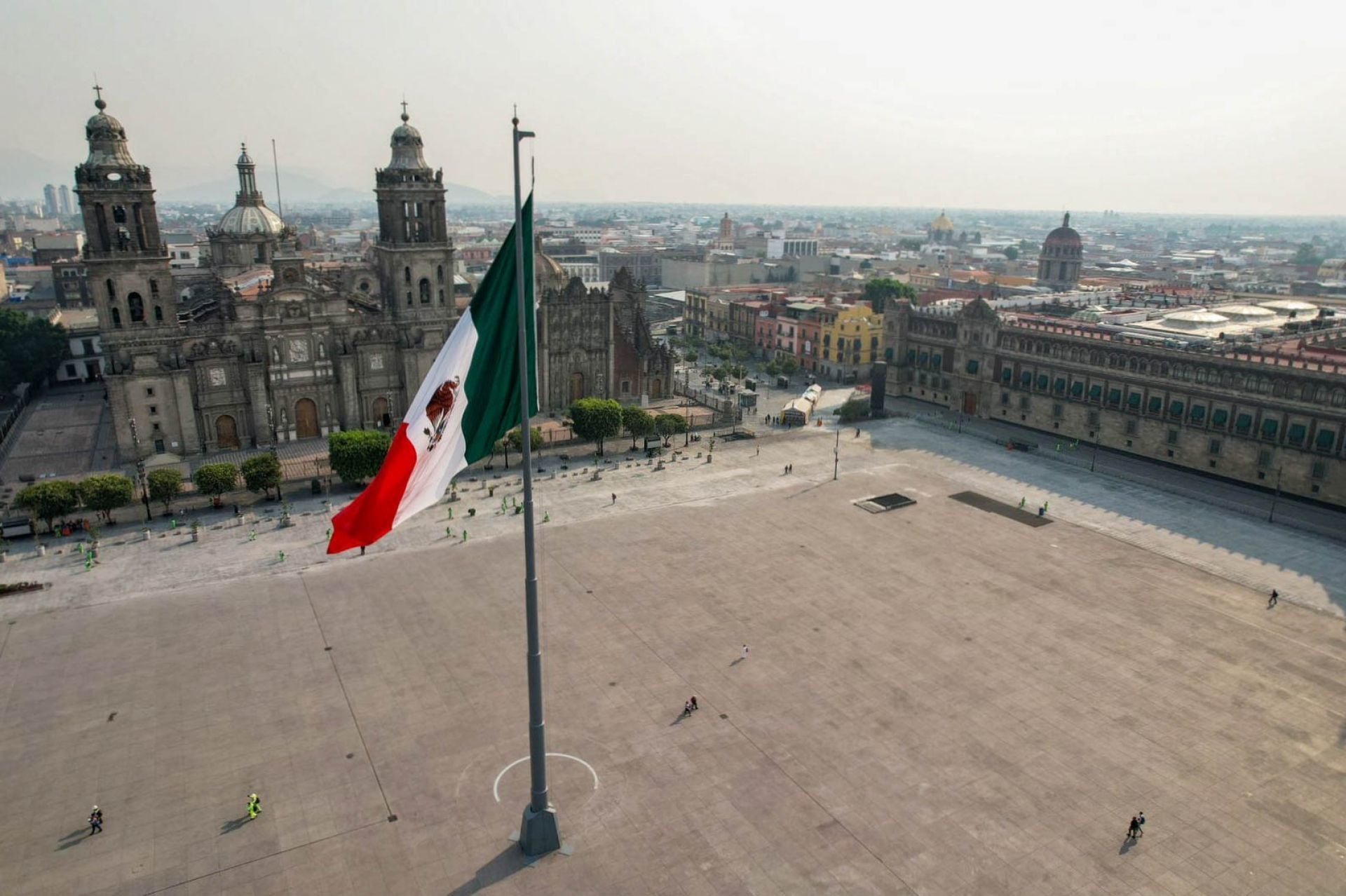 Bandera de México en el Zócalo del Centro Histórico de la CDMX