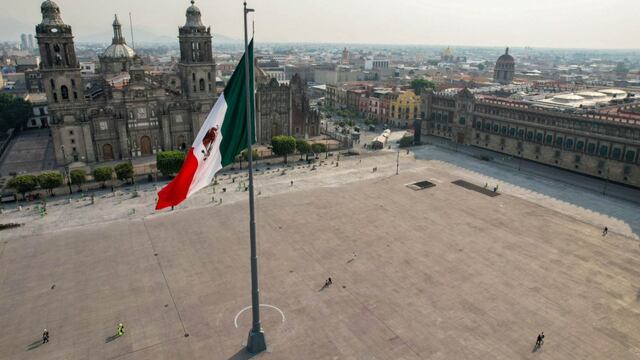 Bandera de México en el Zócalo del Centro Histórico de la CDMX