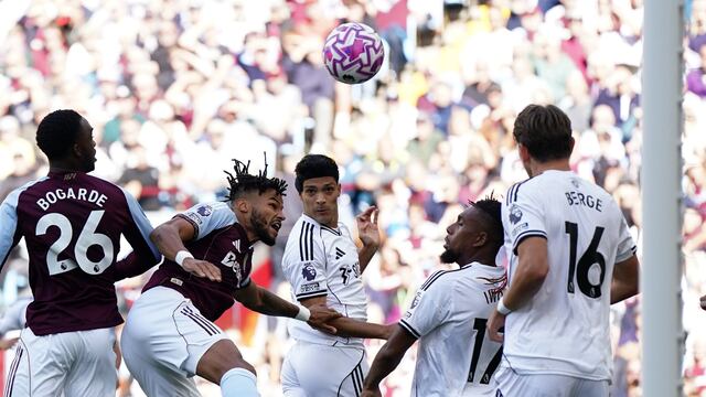 Raúl Jiménez anotó un gol más en Inglaterra durante la derrota de Fulham a manos de Aston Villa; sin embargo, está por hacer historia en la Premier League.