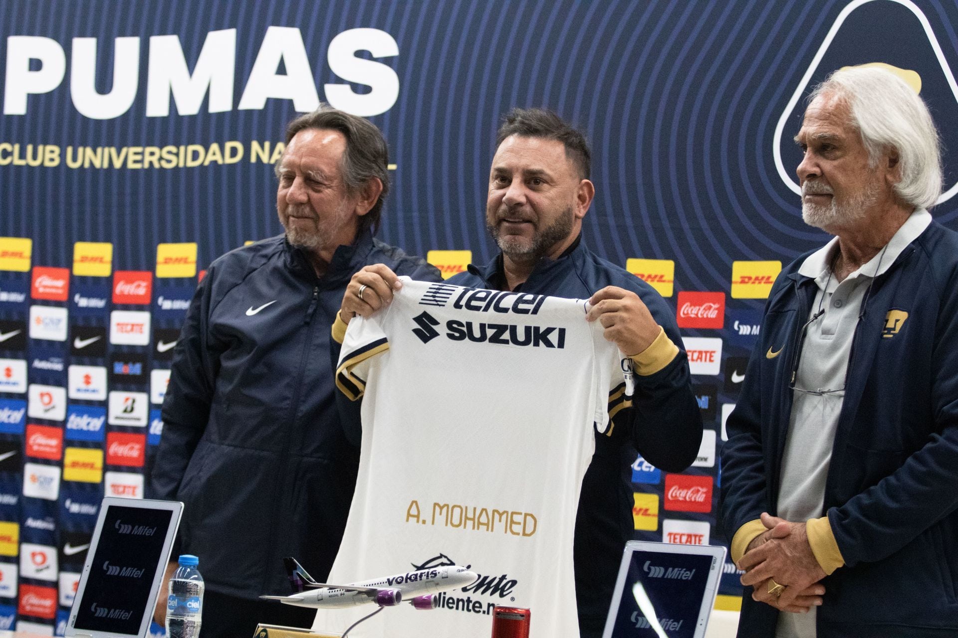 Antonio "Turco" Mohamed fue presentado como nuevo técnico de Pumas, lo acompañaron durante la rueda de prensa Leopoldo Silva, presidente del club Pumas, y su director deportivo, Miguel Mejía Barón.