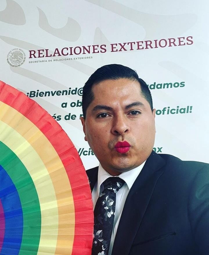 Jesús Ociel Baena porta con orgullo la bandera LGBTQ