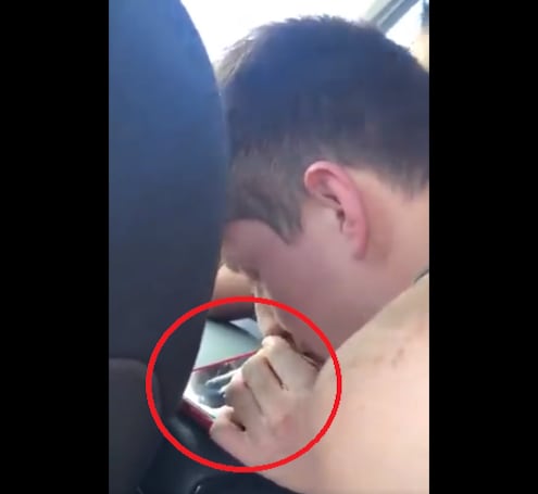 Octavio Ocaña inhala cocaína.