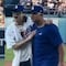 Peso Pluma lanza la primera bola en partido de los Dodgers; convivió con Julio Urías