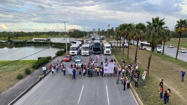 Carretera Reynosa-Monterrey cerrada por familiares de desaparecidos