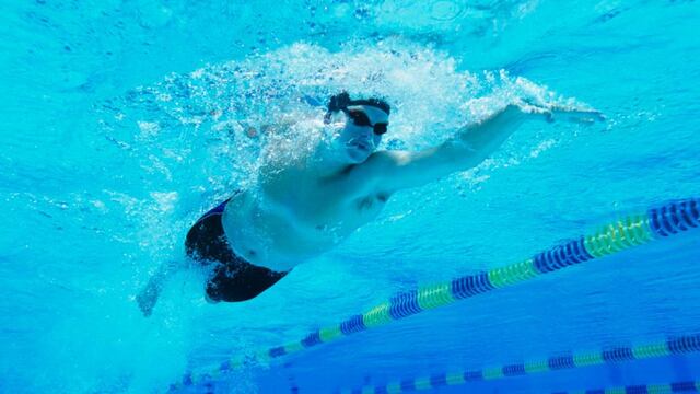Joven nadando en una alberca (imagen representativa)