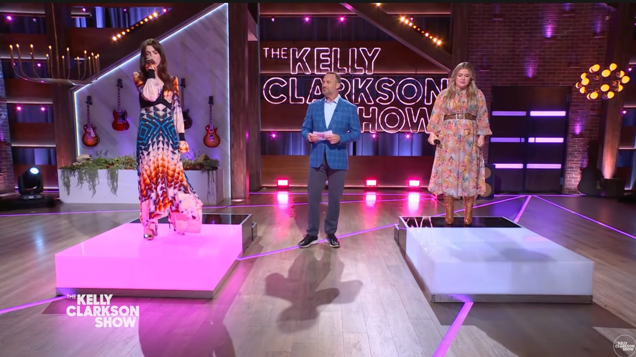 Anne Hathaway opaca a Kelly Clarkson cantando 'Since U Been Gone'