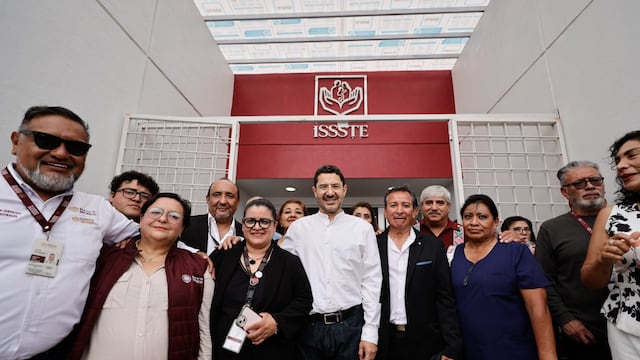 Martí Batres en Clínica Mixquiahuala