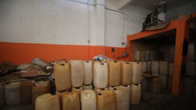 Bidones ubicados en el predio de la toma clandestina.