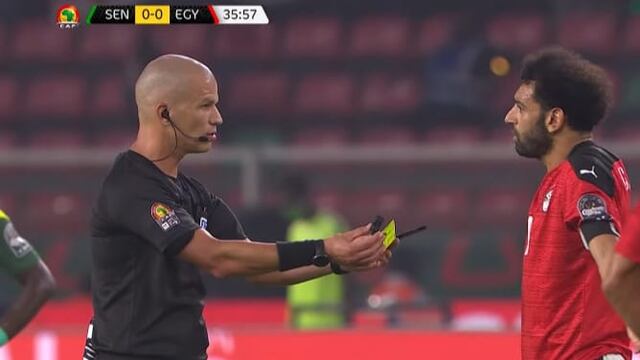 El árbitro Gomes y Mohamed Salah,