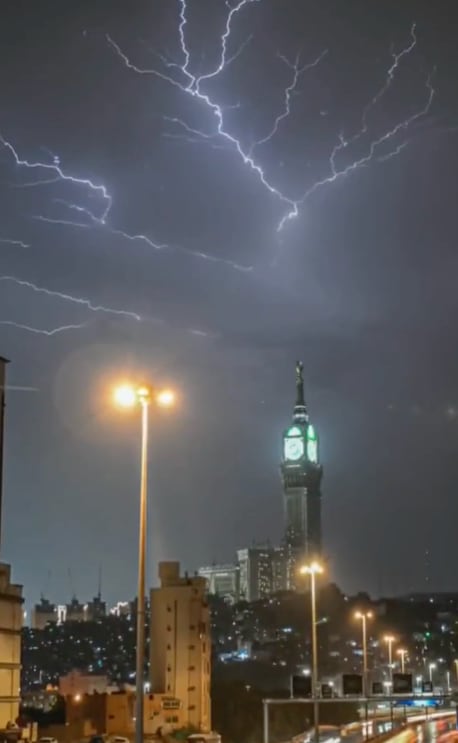 Rayo impacta la torre de La Meca
