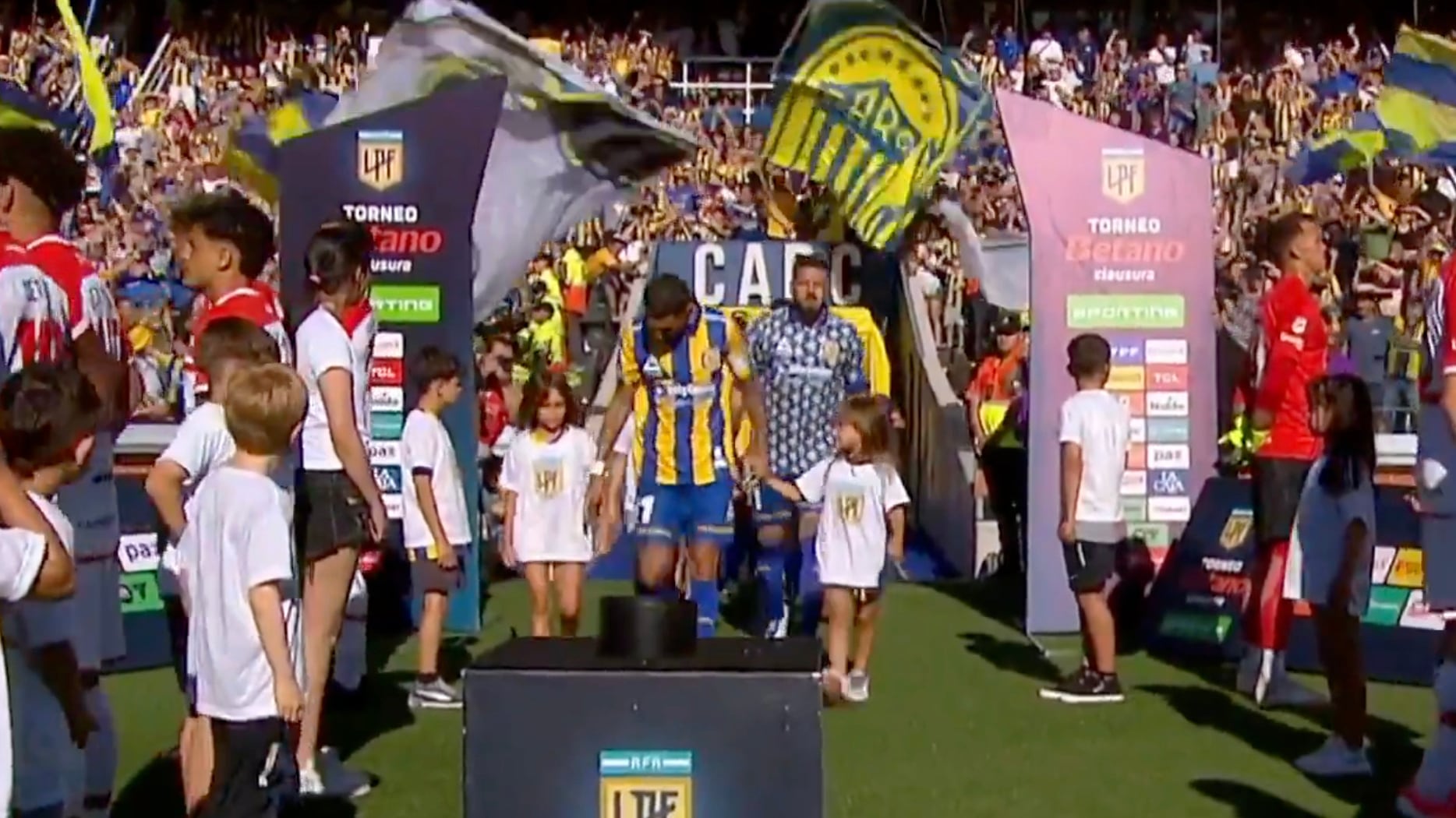 Sigue el escándalo en Argentina: Jugadores de Estudiantes hicieron pasillo de espaldas a Rosario Central por “título” inventado