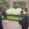 VIDEO: Dani Alves se niega a ir en camioneta blindada para viajar con sus compañeros