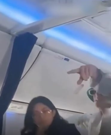 FBI detuvo a Ca7riel y Paco Amoroso por grabar un “video épico” en pleno vuelo