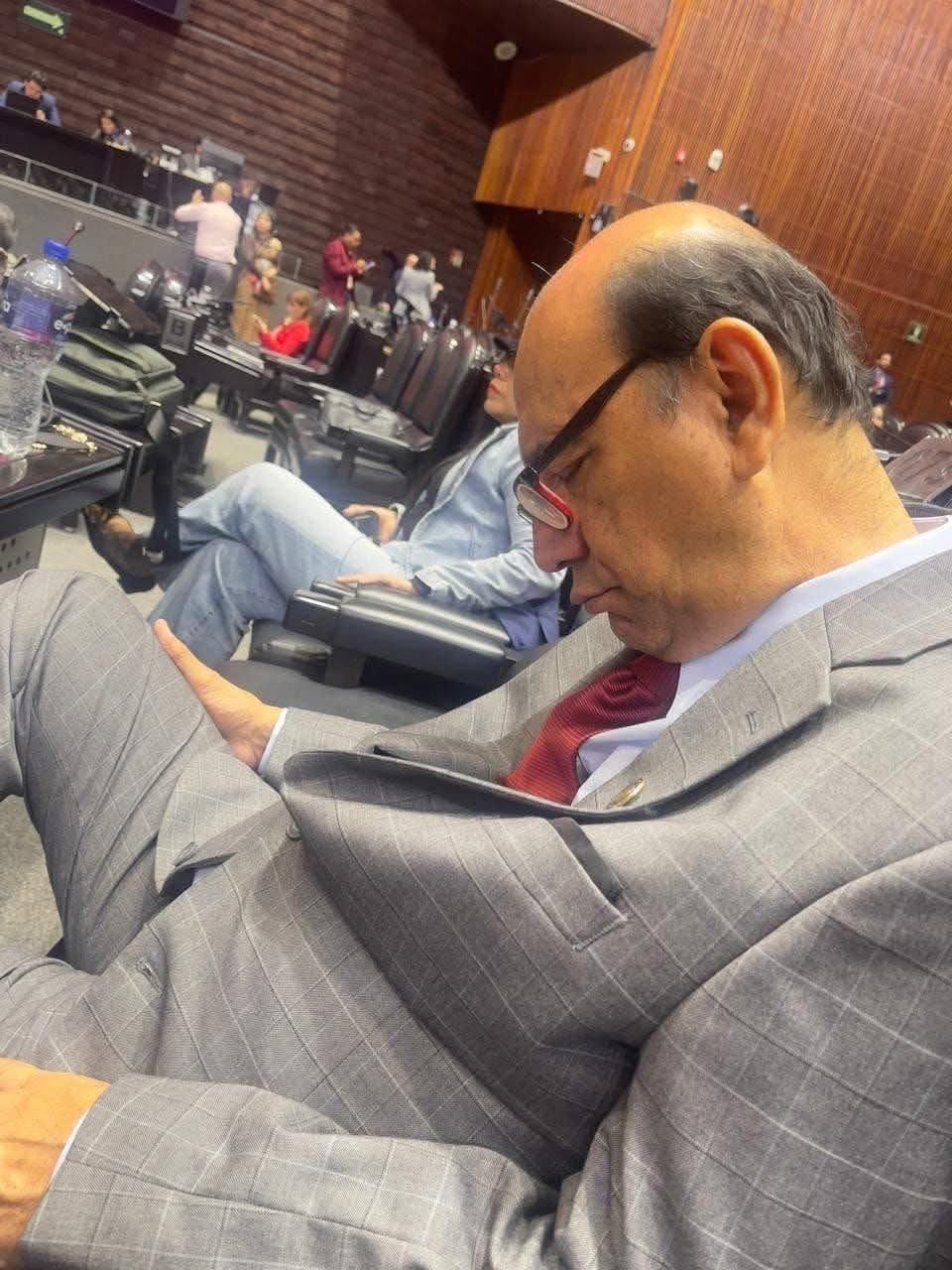 Cachan al diputado Isidro Enrique Villegas dormido en plena sesión