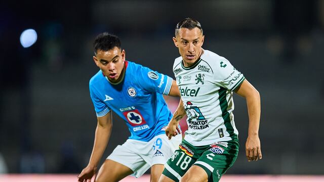 Charly Rodríguez y Andrés Guardado en el Cruz Azul vs León.
