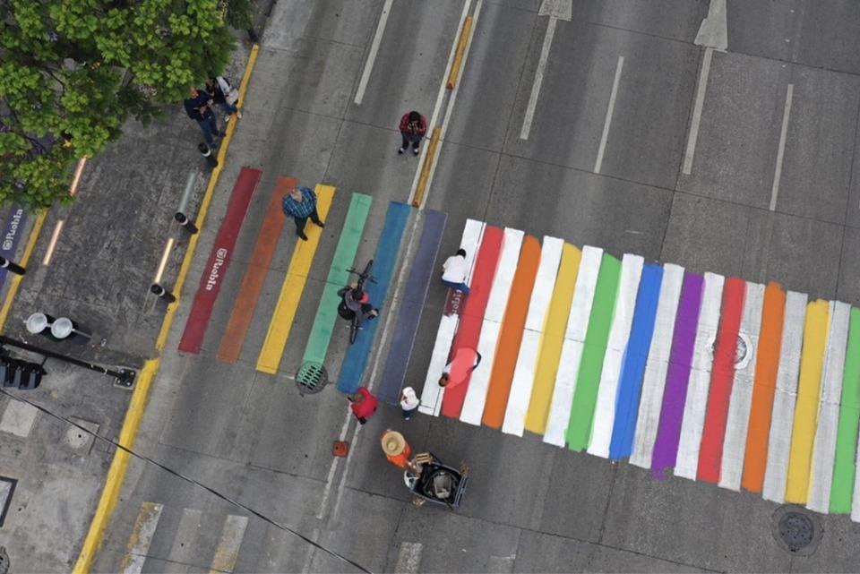 Paso peatonal arcoíris en Puebla que fue repintado de blanco por organizaciones conservadoras
