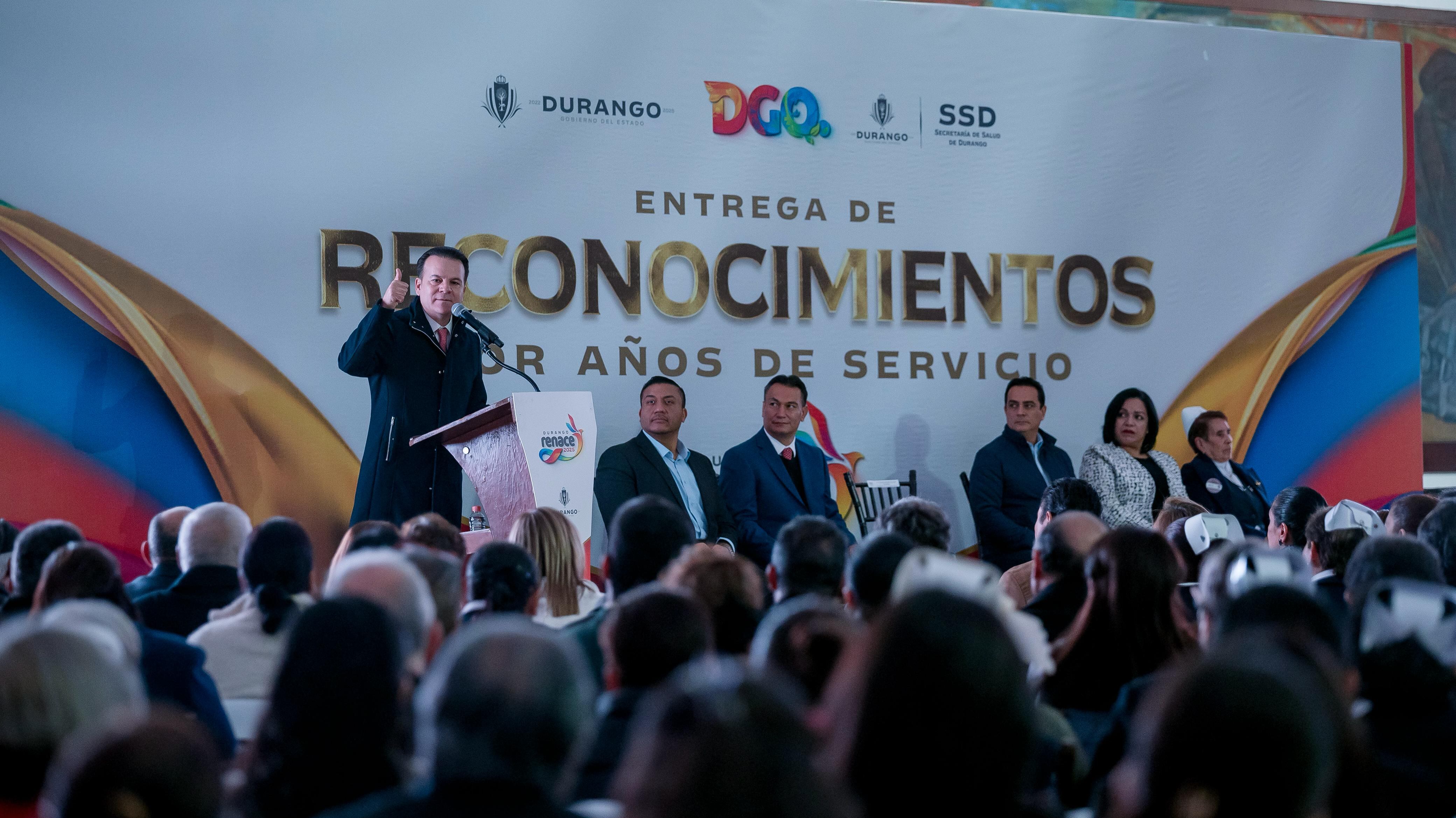Esteban Villegas reconoce la trayectoria del personal de salud en Durango