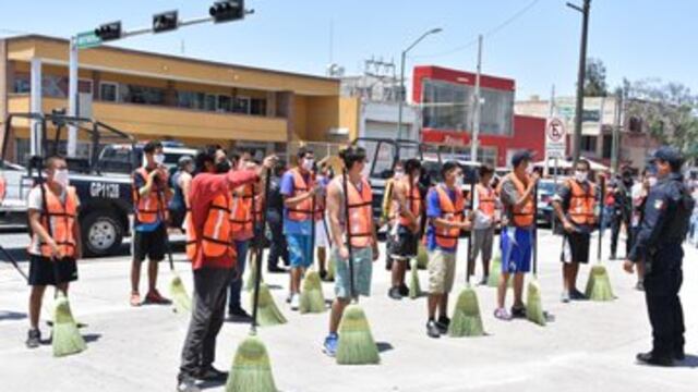 Ciudadanos barriendo.