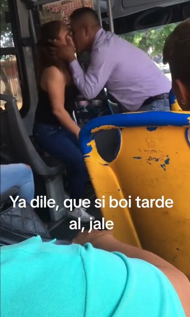 Propuesta de matrimonio en microbús enfurece a TikTok porque presionó a la novia frente a todos