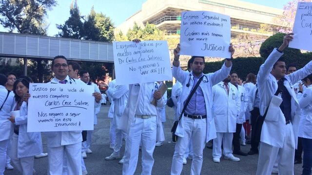 Protesta de médicos tras asesinato en inmediaciones de La Raza.