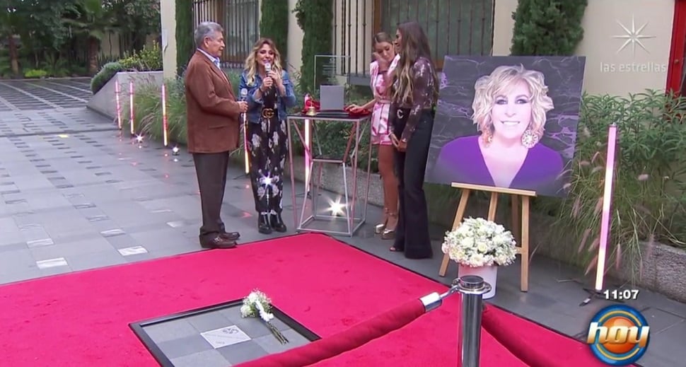 Magda Rodríguez recibe placa en la plaza de ‘Las Estrellas’