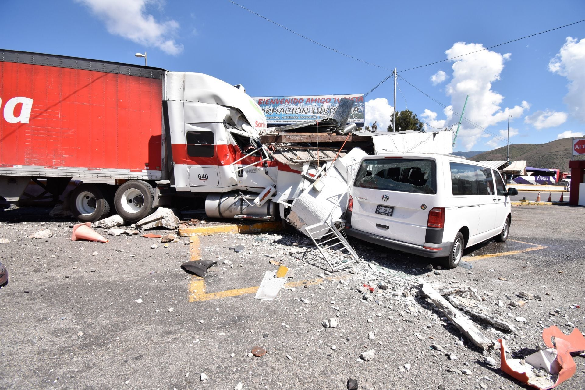 Normalistas de Ayotzinapa lanzan tráiler contra elementos de la Guardia Nacional en caseta de Palo Blanco, Guerrero
