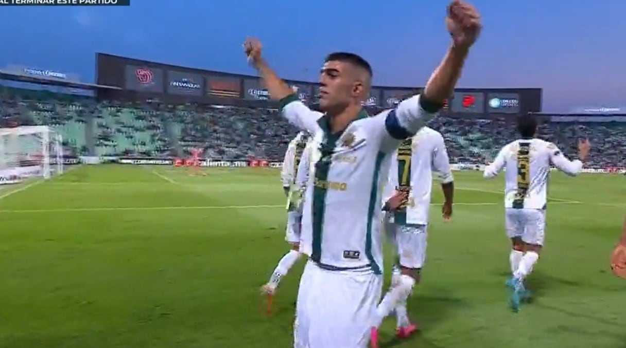El Club Santos Laguna abrió el marcador con un golazo de tiro libre de Juan Brunetta.