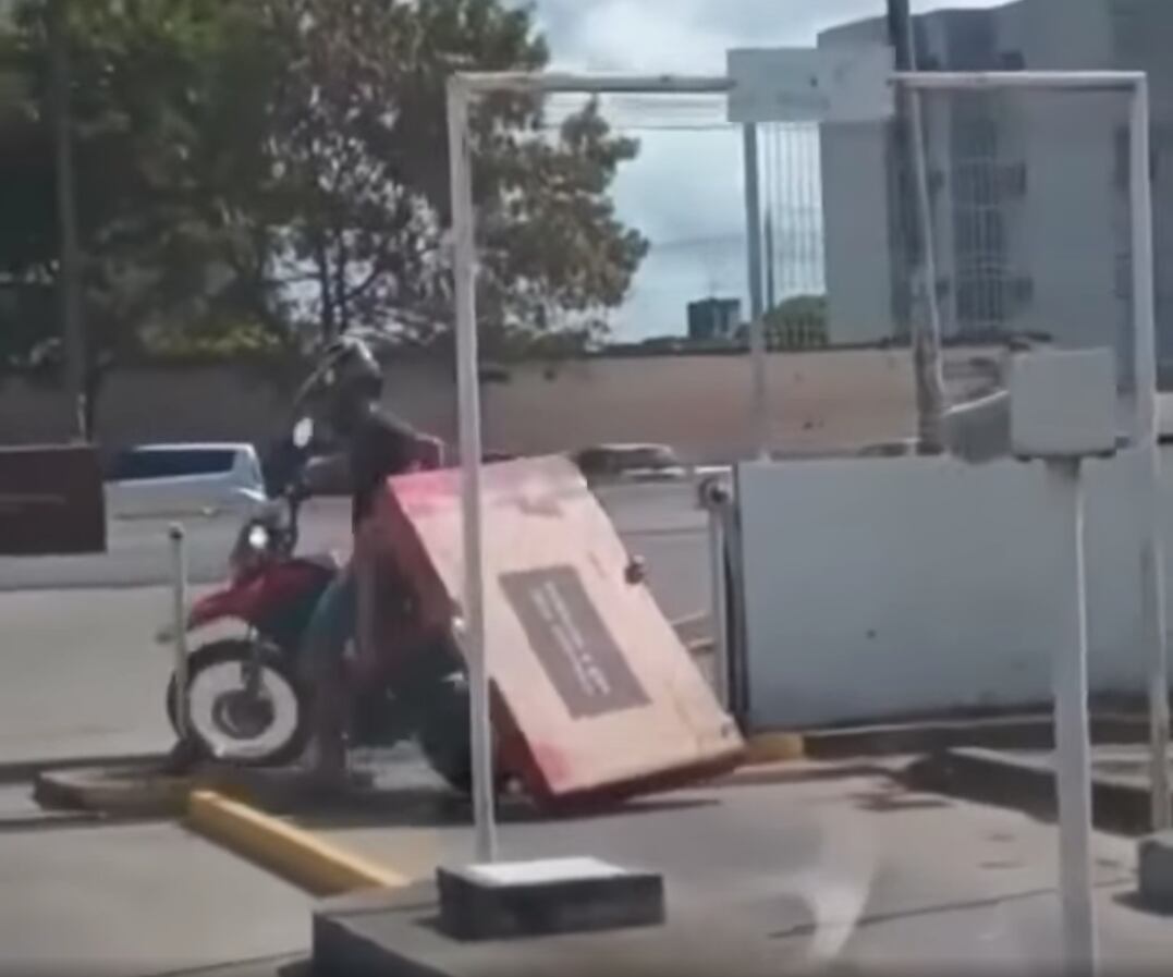 Pantalla plana se cae de la moto de una pareja