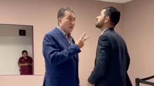 Tensión en el Congreso de Veracruz: captan a Héctor Yunes en fuerte discusión con un asesor