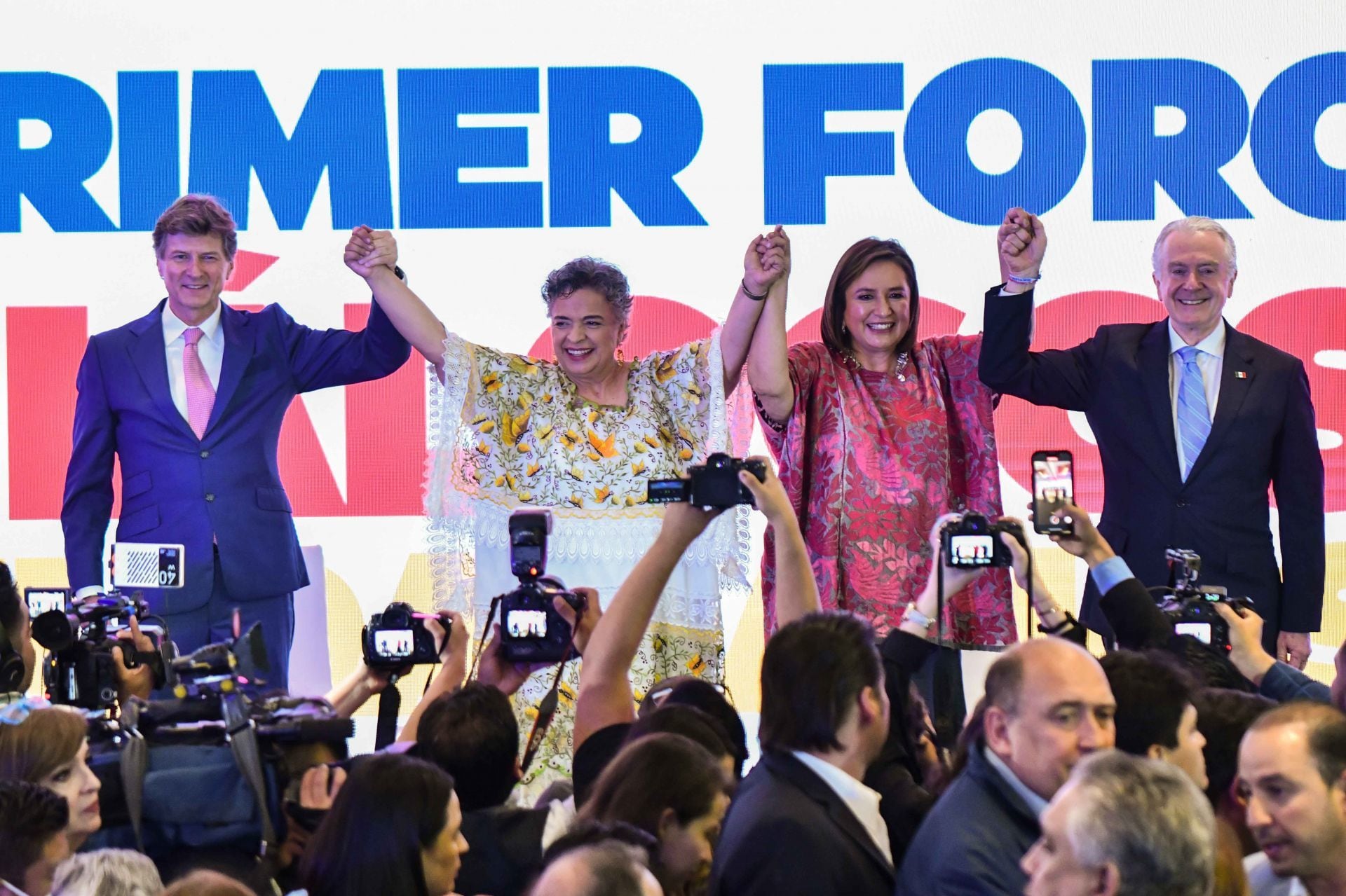 Los finalistas para ser el candidato del Frente Amplio por México para el proceso electoral de 2024: Xóchilt Gálvez; Santiago Creel; Beatriz Paredes y Enrique de la Madrid, participación en el primer foro "Diálogos Ciudadanos"