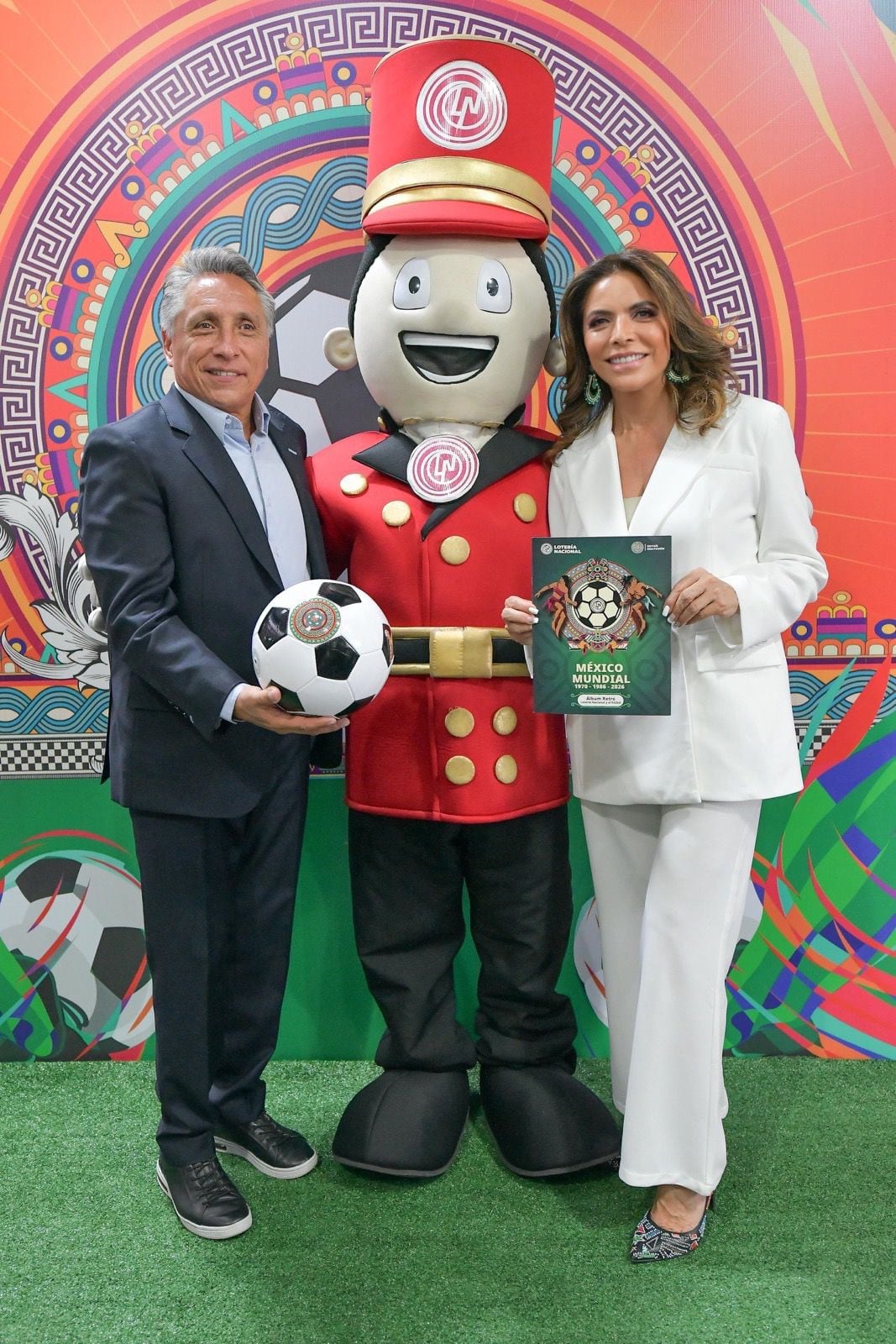 México revive su historia futbolera con álbum de Lotería Nacional