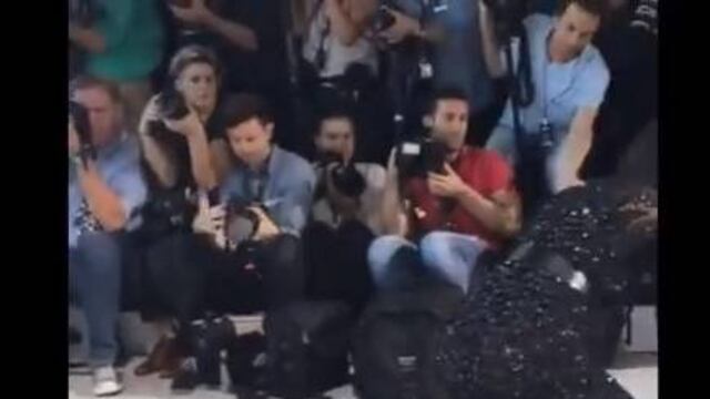 La modelo se levantó y siguió su camino como si nada.