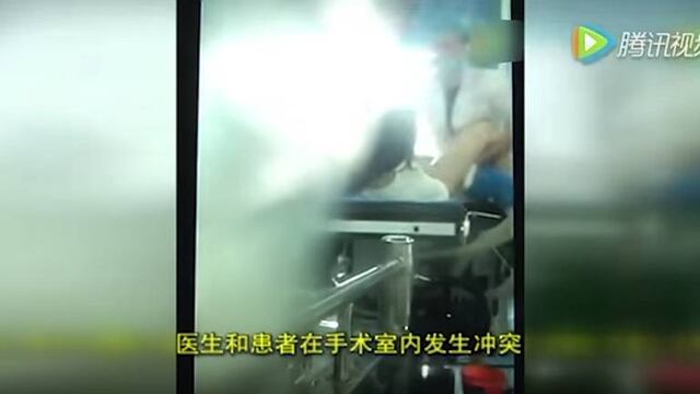 Doctora golpea a paciente.