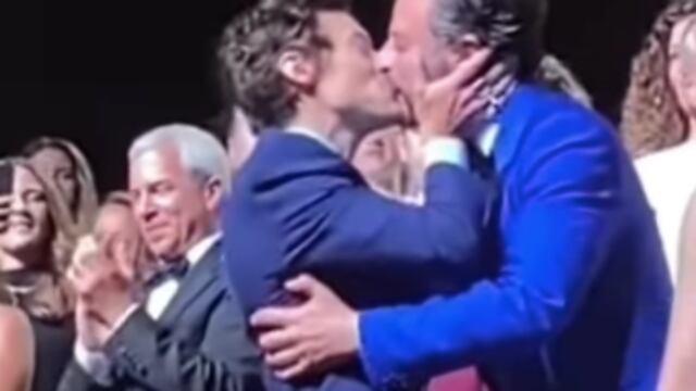 Harry Styles besa a hombre