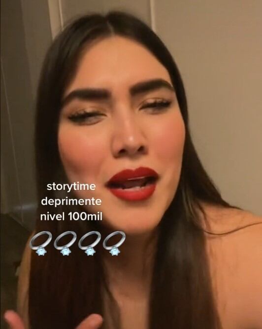 Presume anillos de compromiso de sus exes