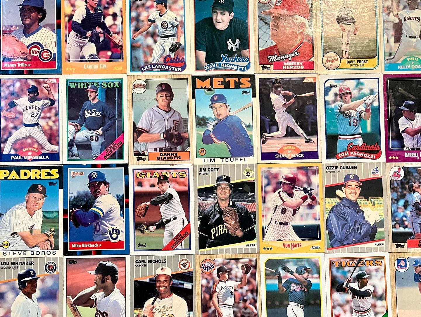 Encuentran más de mil tarjetas antiguas de beisbol pegadas en una pared