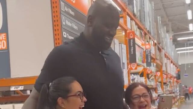 Se encuentran a Shaquille O'Neal en el Home Depot