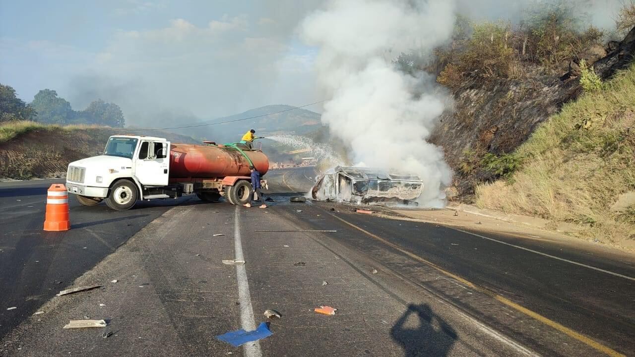 Accidente entre tráiler y camioneta en la autopista Siglo XXI