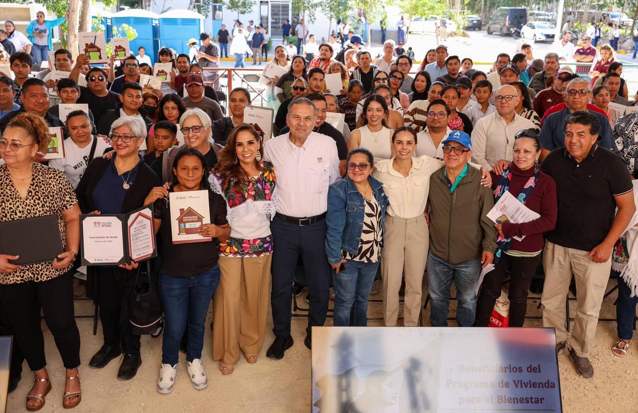 Mara Lezama y Ana Paty Peralta entregaron 80 títulos en Cancún.
