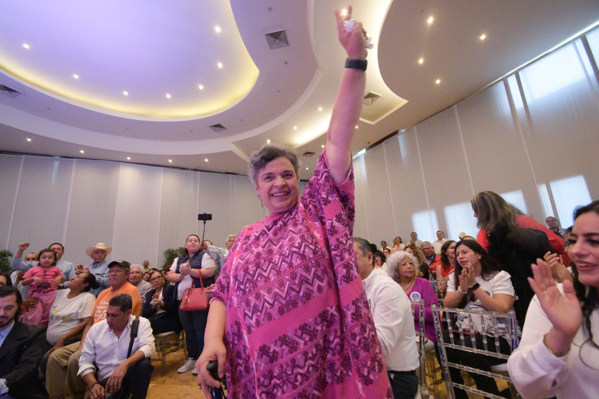 Beatriz Paredes, senadora y aspirante a la candidatura para la presidencia de la República por parte del Frente Amplio por México (FAM), se reunió con su militancia en Xalapa