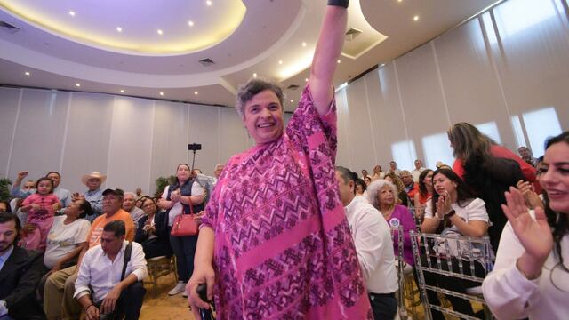 Beatriz Paredes, senadora y aspirante a la candidatura para la presidencia de la República por parte del Frente Amplio por México (FAM), se reunió con su militancia en Xalapa