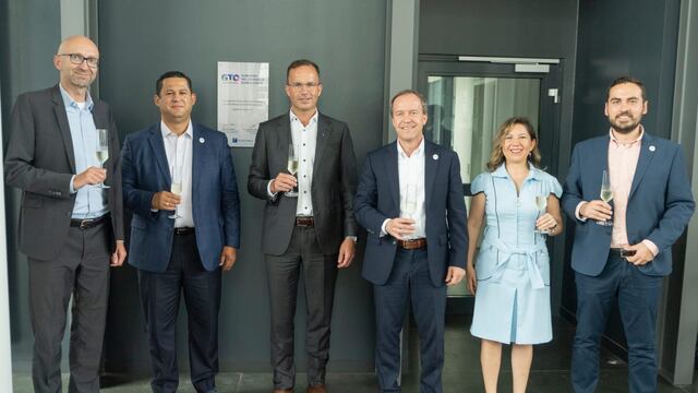 Diego Sinhue y su equipo