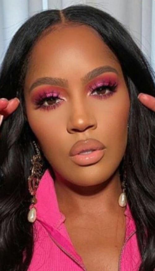 Maquillaje de Barbie: Ojos color fucsia y labios en color nude