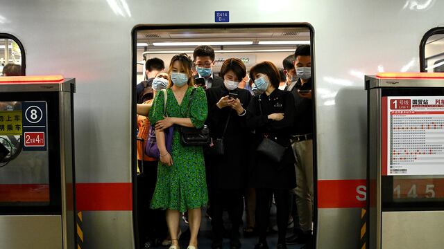Usuarios del metro de Pekín.