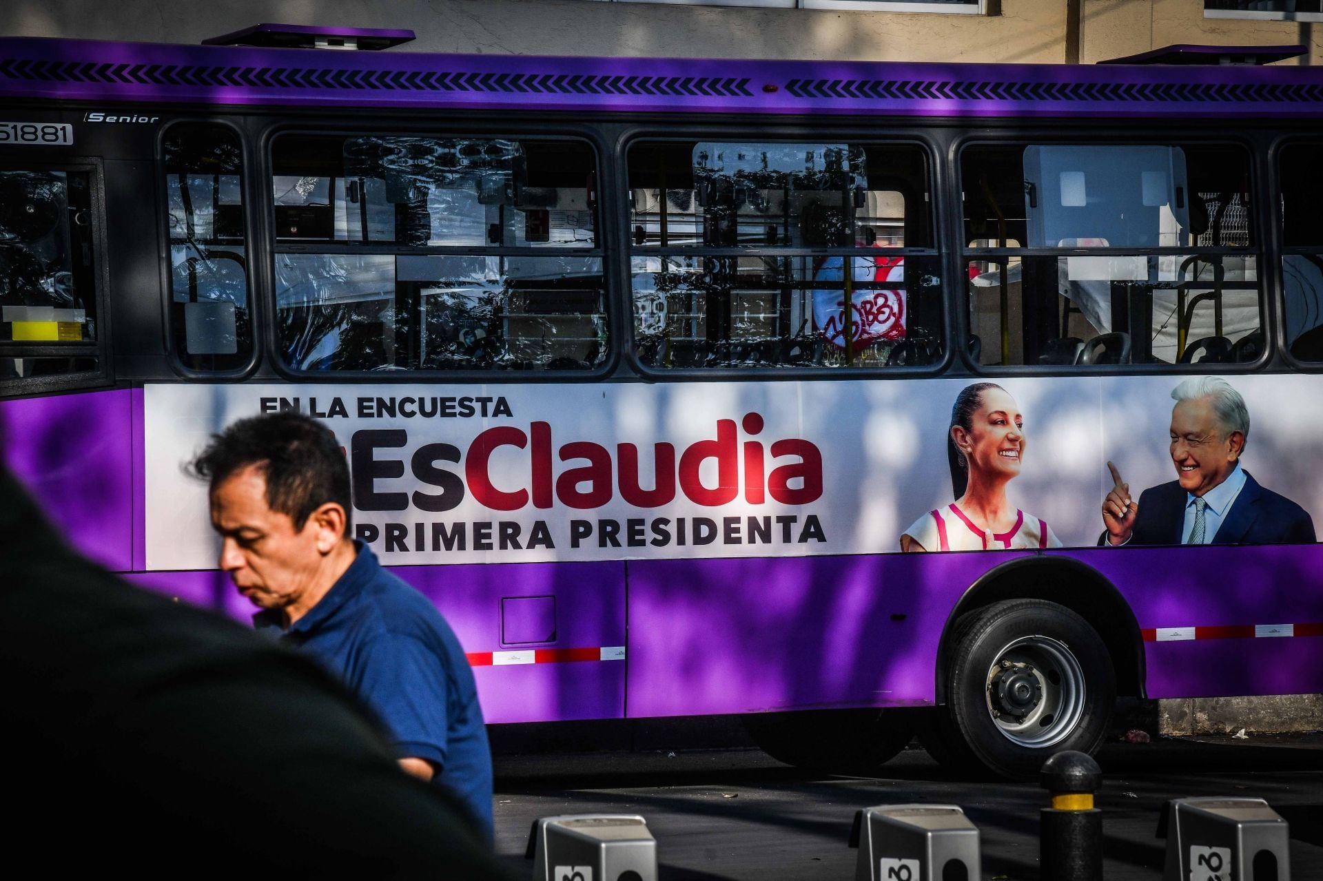 Propaganda política en un autobús de transporte público en favor de Claudia Sheinbaum