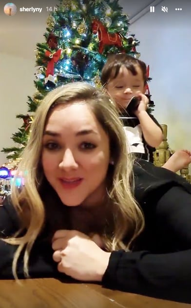 Sherlyn muestra su árbol navideño